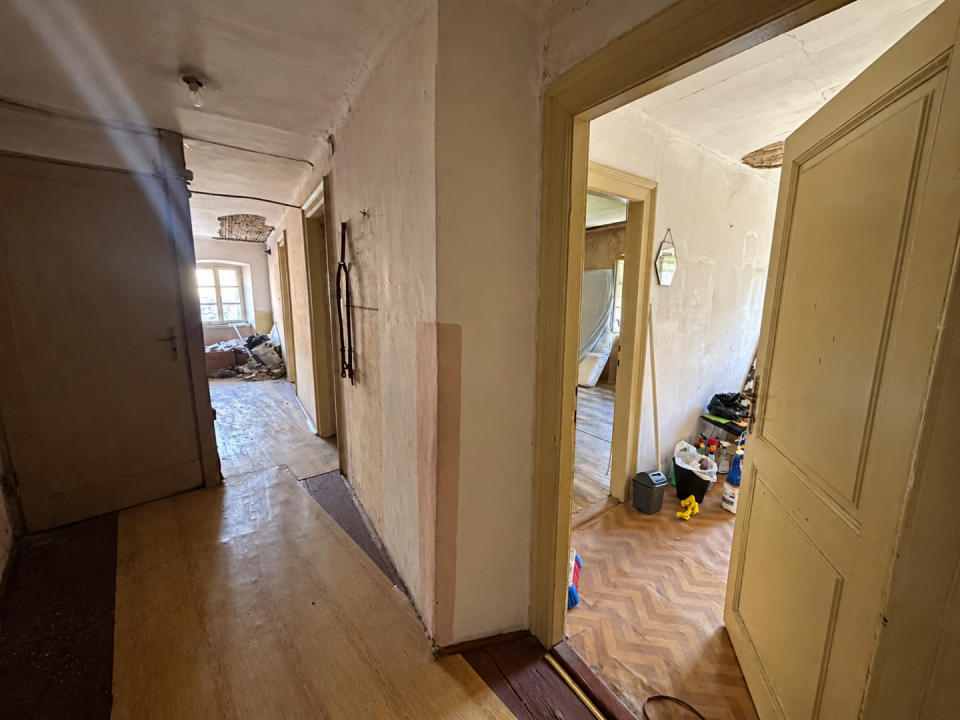 original_1792257672_run-down-apartment-hallway-under-renovation.png
