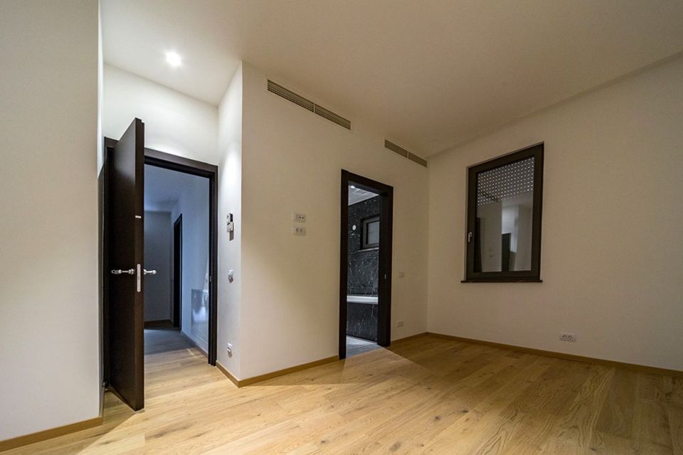 original_1732196728_villa-riviera-appartement-entrance-compressor.jpg
