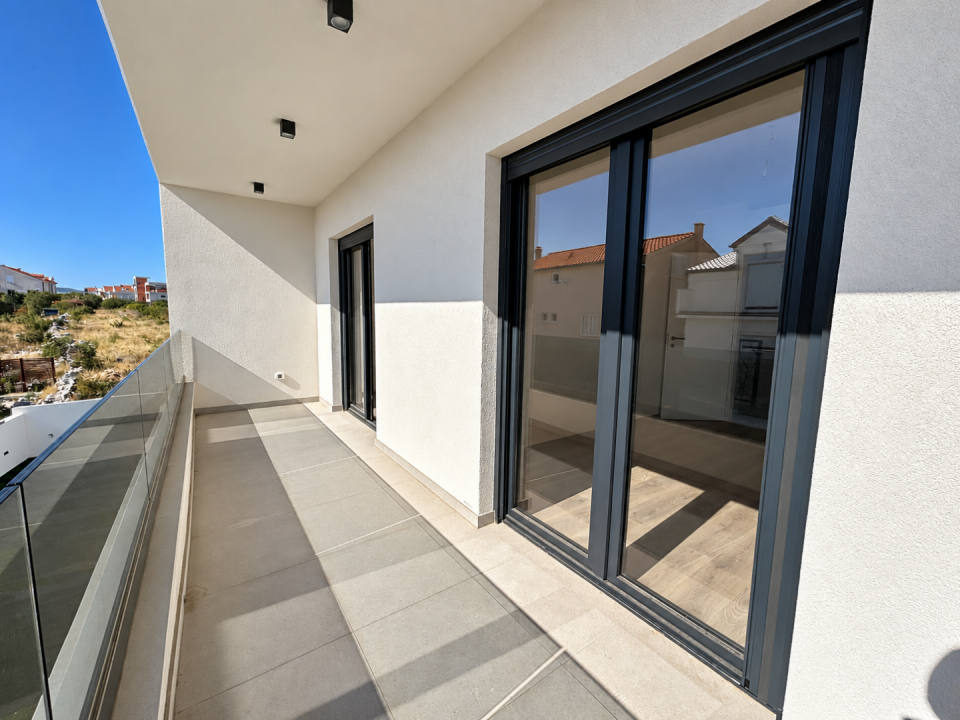 original_1791188551_modern-balcony-with-rooftop-views.png