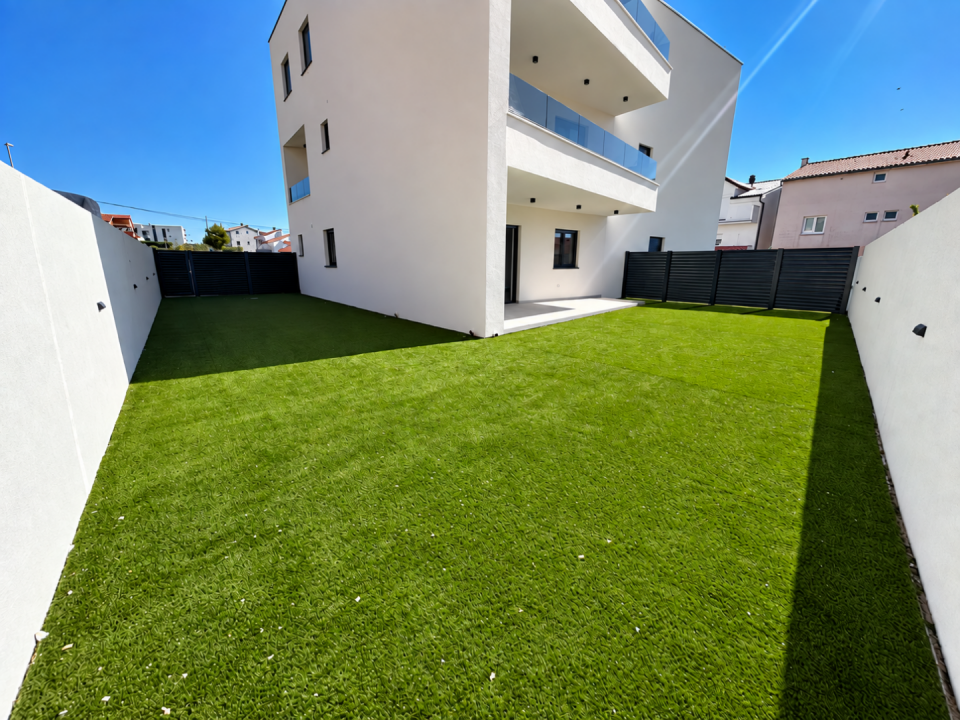 original_1790936377_modern-backyard-with-white-house-and-turf.png