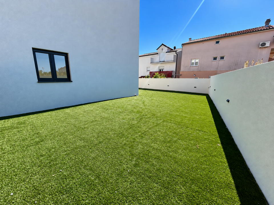 original_1790938698_sunlit-modern-backyard-with-artificial-grass.png