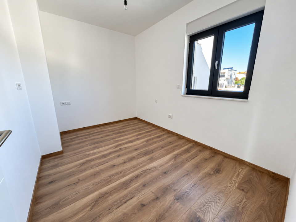 original_1791192983_bright-modern-empty-room-with-city-window.png