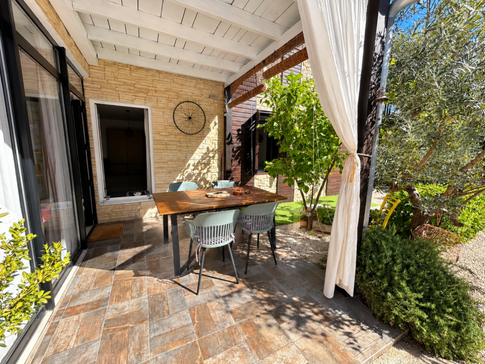 original_1790929344_sunlit-garden-patio-dining-nook.png