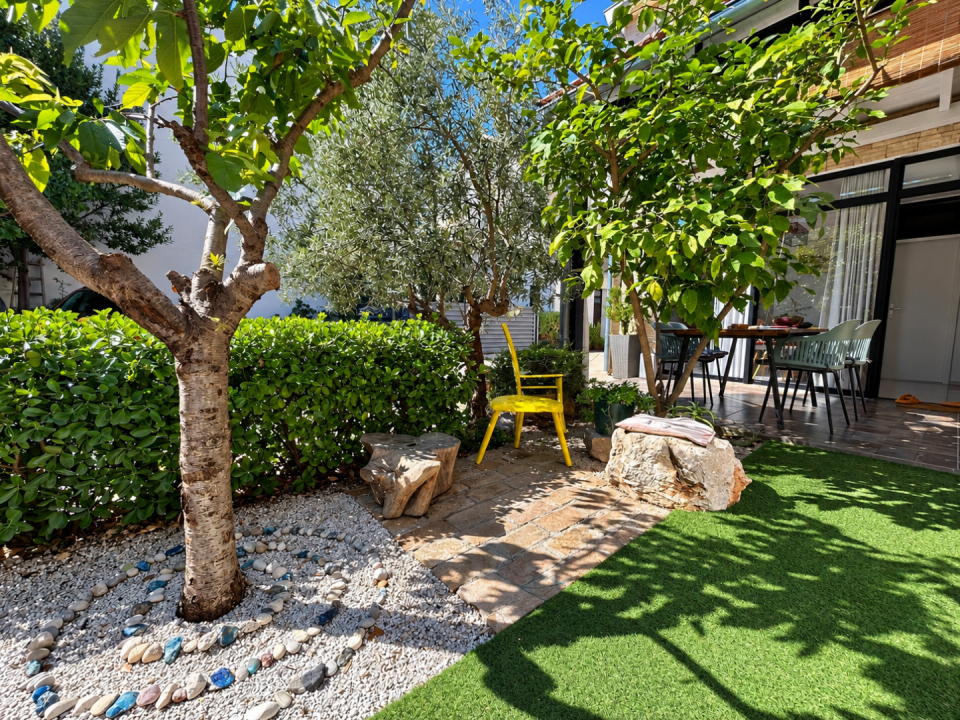 original_1790929427_sunny-courtyard-garden-retreat.png