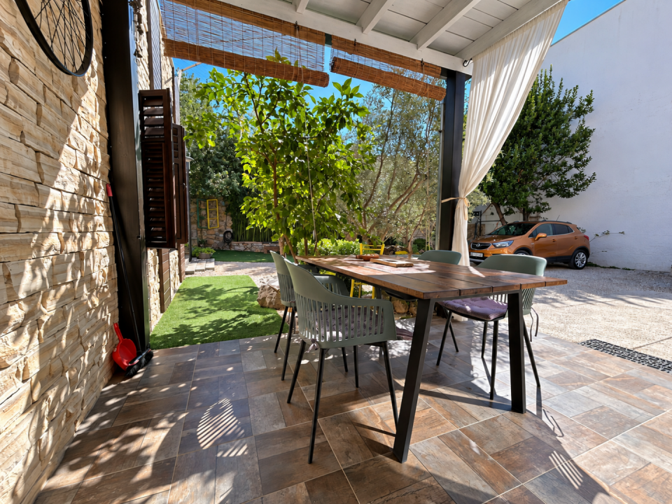 original_1790929472_mediterranean-patio-dining-in-sunlight.png