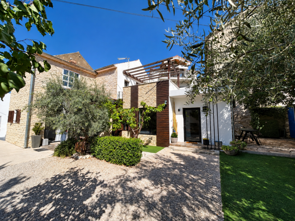 original_1790929503_modern-mediterranean-courtyard-home-1.png