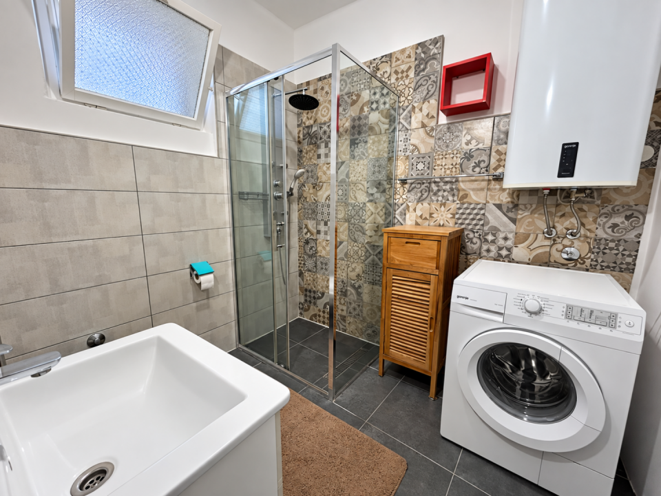 original_1790929529_modern-mosaic-tiled-bathroom-interior.png