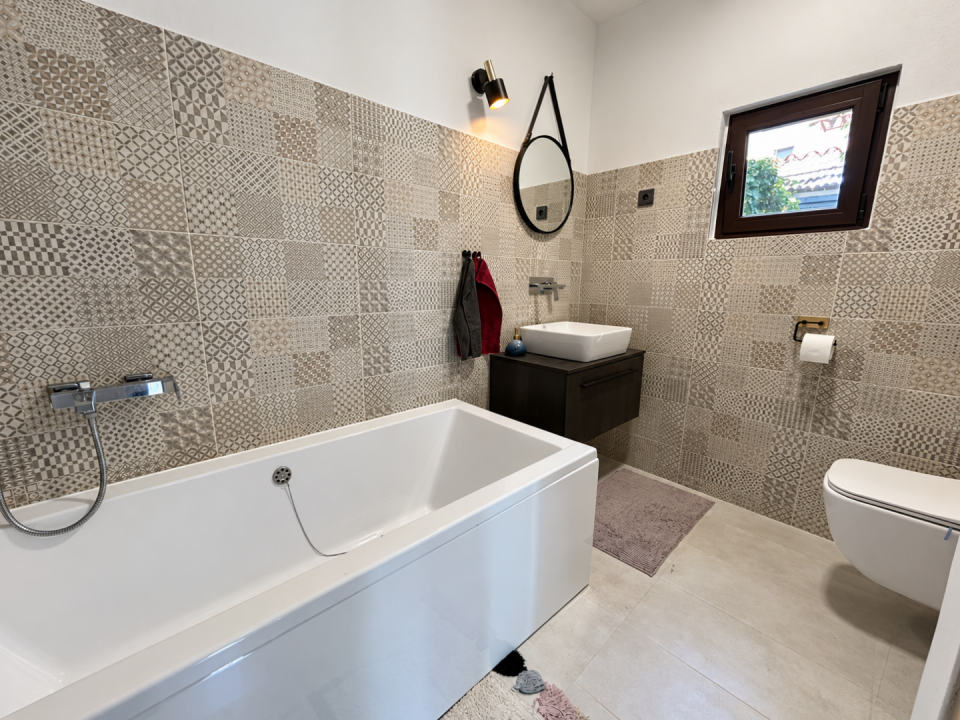 original_1790929544_modern-patchwork-tile-bathroom.png