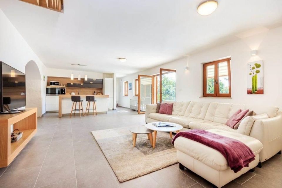 original_1738156760_livingroom-villa-marron.jpg