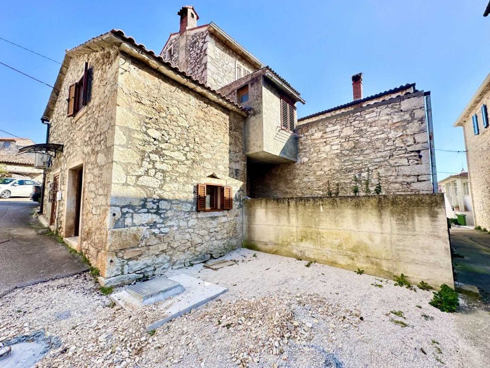 original_1742483774_istria-brtonigla-small-house-with-a-lot-of-potential-5.jpg