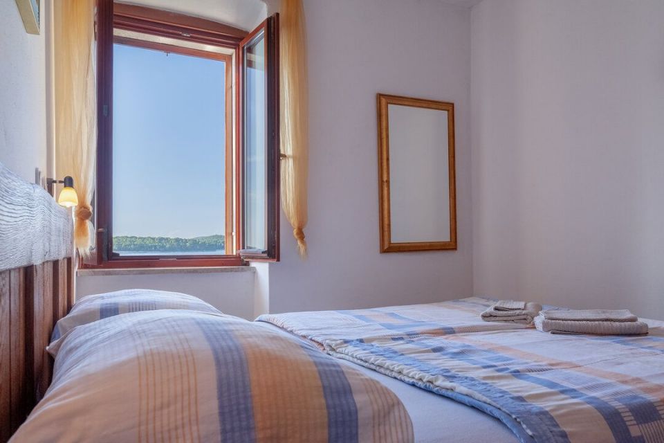 original_1744022144_1_bedroom-bed-window.jpg