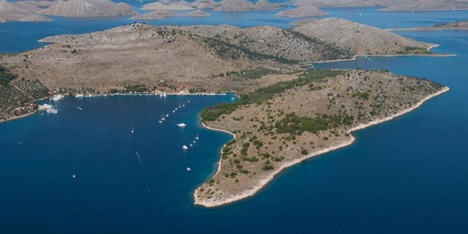 original_1756993345_kornati-otok-zut-poljoprivredno-zemljiste-prvi-red-more-1135-m2-slika-19143.jpg