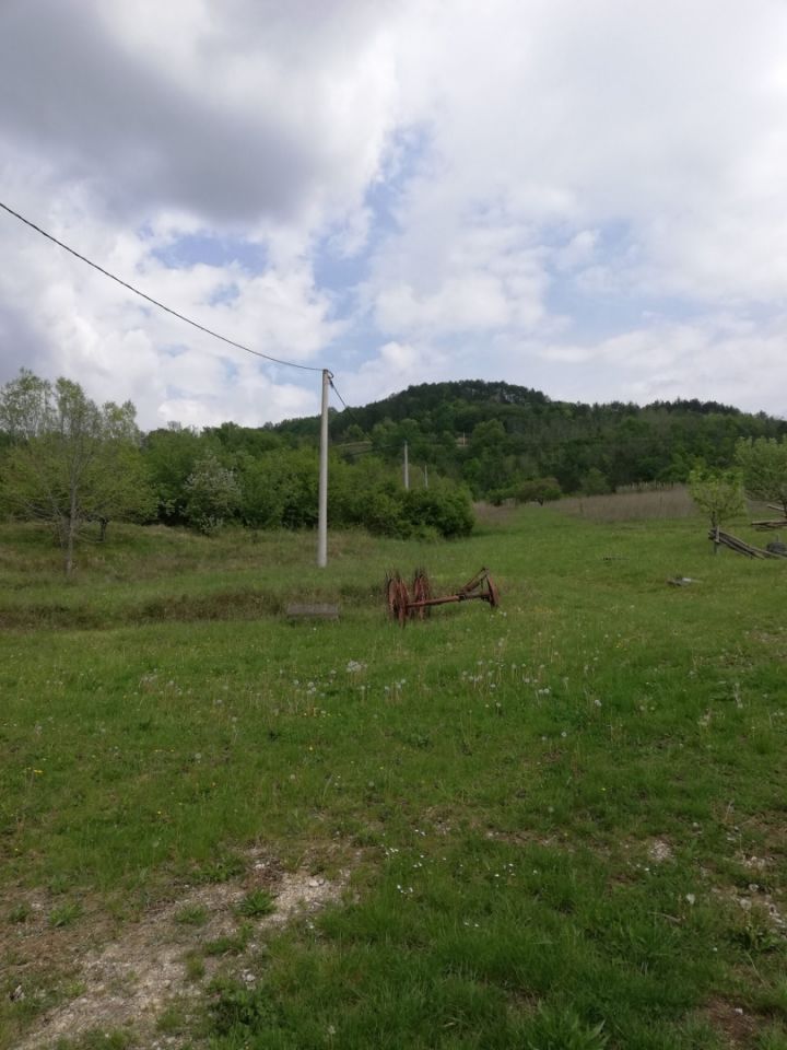 original_1773408320_pogled_na_gradevinsko-poljoprivrednu_parcelu-elektrokablovi.jpg