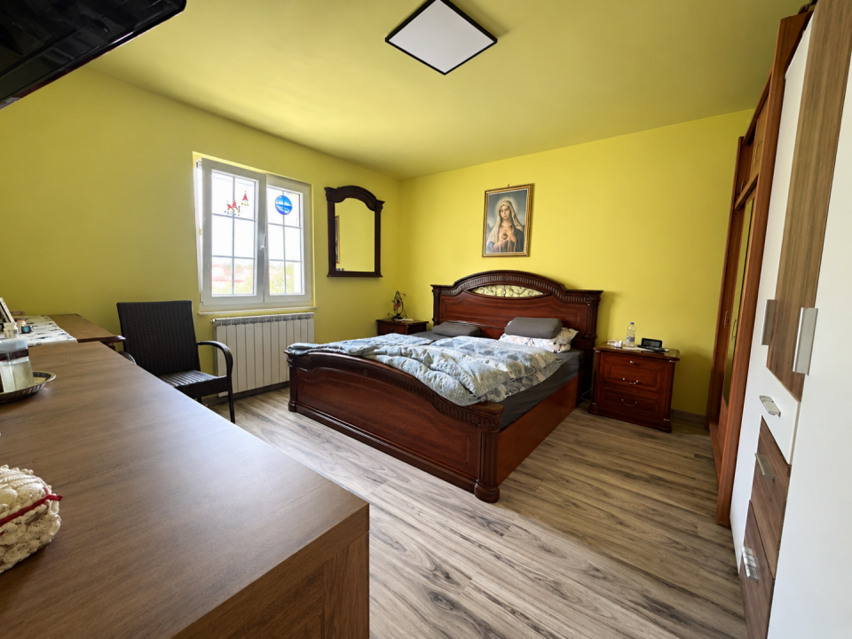 original_1792394581_bright-traditional-bedroom-interior.png