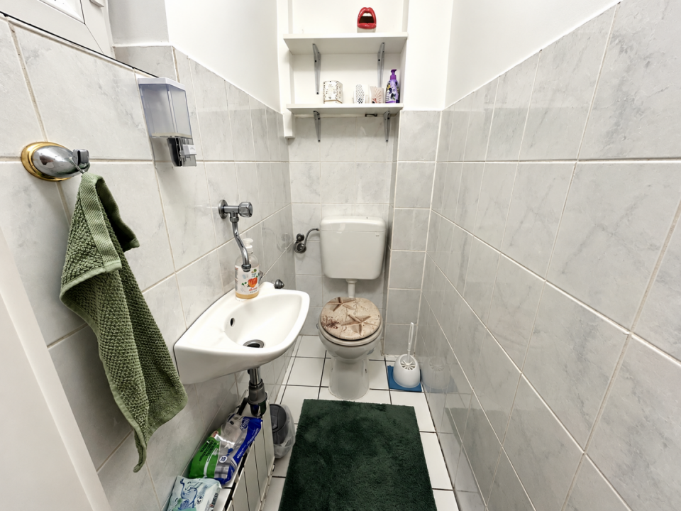original_1792394603_compact-marble-tiled-wc-with-green-accents.png