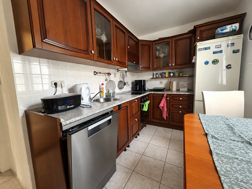 original_1792394628_crisp-cozy-cherrywood-kitchen-corner.png