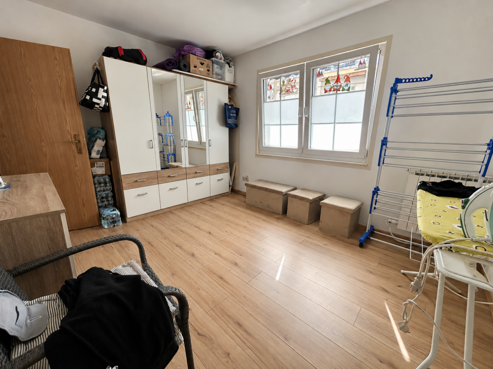 original_1792394654_tidy-utility-room-with-festive-windows.png