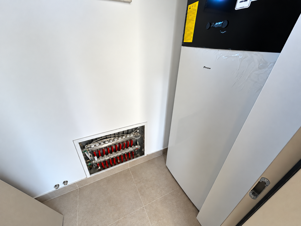 original_1792006943_modern-utility-room-with-daikin-boiler-and-manifold.png