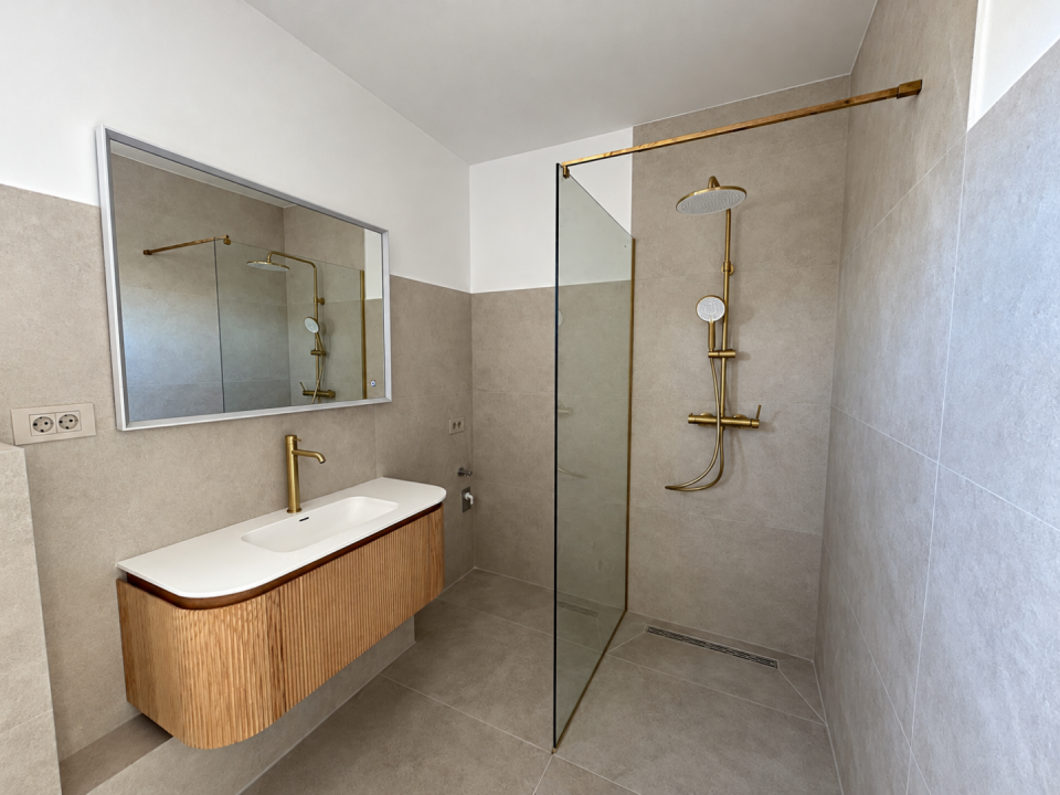 original_1792007309_modern-minimalist-bathroom-with-brass-fixtures.png