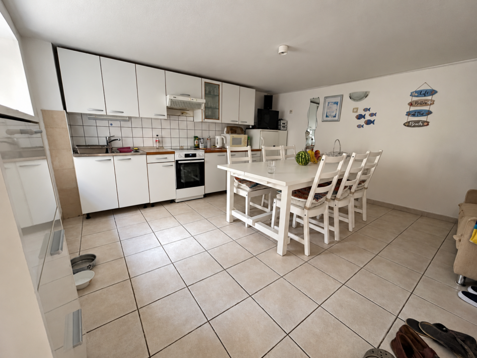 original_1791203900_bright-white-kitchen-and-beach-inspired-dining-area.png